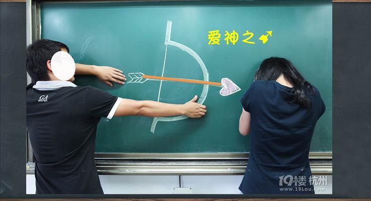 黑板風(fēng)格畢業(yè)季感動(dòng)回憶動(dòng)畫相冊(cè)ppt模板